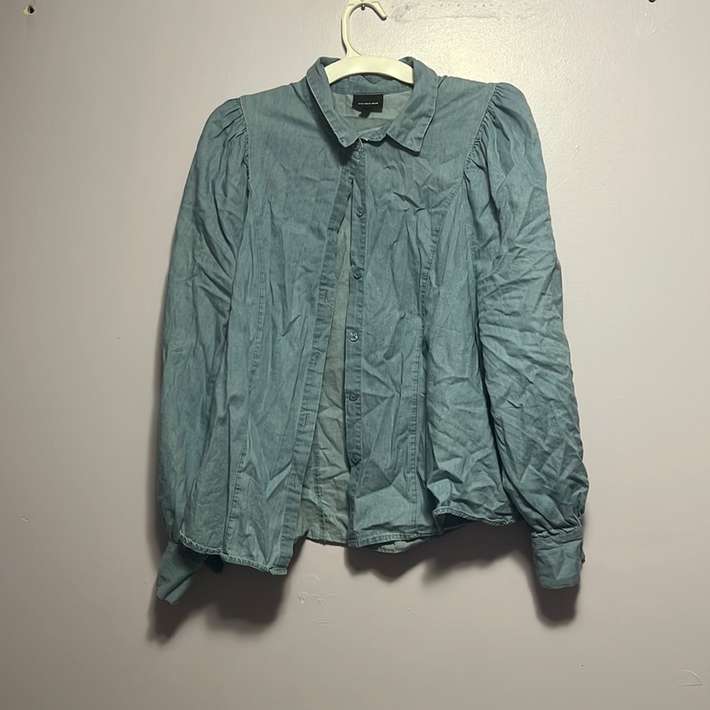 Super cute denim top, slight puff at the sleeves!
